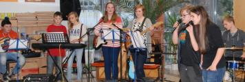 Die Schulband "No Name" brachte mehrere Lieder zu Geh&ouml;r.