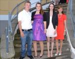 Drei Sch&uuml;ler beendeten in diesem Jahr ihre Schullaufbahn mit dem Hauptschulabschluss: Phillip Bergt, Franziska Winkler, Ann-Kathrin H&ouml;ppner, rechts Lehrerin Anne Handrich.