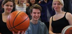 Den Ball in der Hand: Tabea Lambrecht, Erik Horst und Vivien Sch&auml;bsdan (vorne, v.l.) gehen in die 9. Klasse der Ciervisti-Schule. Mit ihren Mitsch&uuml;lern und Sch&uuml;lern der 7. Klassen hatten sie gestern Basketball-Unterricht im Rahmen des Programms "Schule ohne Rassismus, Schule mit Courage".