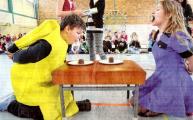 Viel Spa&szlig; gab es beim "Dickmann-Essen", nat&uuml;rlich ohne H&auml;nde. "Auf die Pl&auml;tze, fertig, los". Wer zuerst den ganzen Dickmann verschlungen hatte, war Sieger.
