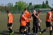 Gab es hier Diskussionen zwischen Spieler und Schiedsrichter? Trainer Toralf Sandmann  gab auch w&auml;hrend der Spiele den Jungen wichtige Tipps.