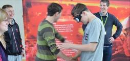 Die Rauschbrille simuliert einen Alkoholpegel von 1,3 Promille. Damit sollten die Sch&uuml;ler zum Gegen&uuml;ber laufen und ihm die Hand geben.