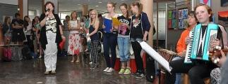 Kunsterziehungs-Lehrerin Petra Freiwerth leitete die Er&ouml;ffnung der Ausstellung der Ciervisti-Sch&uuml;ler in der Sparkasse ein. Mitglieder der Schulband (rechts) untermalten dies mit Musik.