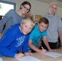 Zwei der 16 Lernpatenschaften an der Ganztagsschule Ciervisti wurden vertraglich unter Paula Klausnitzer und Kevin Adamski (links) sowie Nico Peters (rechts) und Igen Becker vereinbart.
