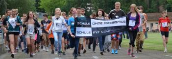 In der Zerbster Ganztagsschule Ciervisti fand k&uuml;rzlich der traditionelle Spendenlauf statt. Hier die Auftaktrunde mit dem Plakatlogo.