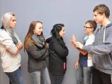 Bei der auf dem Foto abgebildeten Situation handelt es sich um keinen echten Streit. Sollte es allerdings dazu kommen, stehen die M&auml;dchen und Jungen bereit, um einzugreifen. In Rollenspielen stellen sie zur &Uuml;bung Konfliktsituationen dar, damit sie im Ernstfall genau wissen, was zu tun ist.