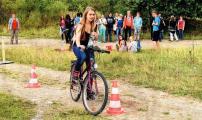 Lysann Buchmann (8c) versucht mit einer Flasche in der Hand, im Slalom Pylone zu umkreisen.