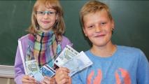 Zwei Gewinner gab es in der 5b der Ciervisti-Schule. W&auml;hrend Amy Benke noch nicht wusste, wof&uuml;r sie die 25 Euro verwendet, hatte Nachwuchsangler Jan Biehler sofort eine Antwort: "F&uuml;r Angelzeug."