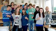 Gleich die ganze Klasse 9e der Zerbster Ciervisti-Schule freute sich mit Cedric D&ouml;ring, der noch nicht genau wusste, wof&uuml;r er die 25 Euro ausgibt. "Mal sehen, was ansteht."