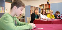 W&auml;hrend hier gerade Daniel Kenklies aus der 6b vorliest, h&ouml;rt die Lesewettstreit-Jury aufmerksam zu. Diese setzte sich aus den drei Deutschlehrerinnen Antje Bamberg (l.). Uta Thiele (2.v.r.) und Kathrin El&szlig; (r.) sowie Annett Holtz von der Zerbster Stadtbibliothek zusammen.