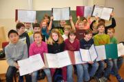 Auch die 20 M&auml;dchen und Jungen der Klasse 5b der Zerbster Ganztagsschule Ciervisiti erhielten von ihrer Klassenlehrerin Ellen R&uuml;bner die Zeugnisse &uuml;berreicht.