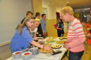 Sch&uuml;ler der 10. Klasse boten nach der Veranstaltung Kaffee und Kuchen an. Der Erl&ouml;s wird zur Mitfinanzierung der Abschlussfeier verwendet.
