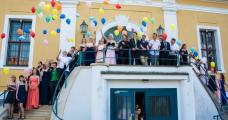 Nach der feierlichen Zeugnis&uuml;bergabe lie&szlig;en Sch&uuml;ler die vom Veranstaltungsservice Baier gespendeten Ballons in die L&uuml;fte steigen.