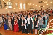 Festlich gekleidet kamen die Absolventen zum Abschlussball. Viele M&auml;dchen pr&auml;sentierten sich in eleganten Abendkleidern, zahlreiche Jungen trugen Anzug mit Schlips oder Fliege.