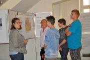 Auch der Schulleiter der Zerbster Ganztagsschule Ciervisti, Franz K&ouml;ppe, lie&szlig; sich von den Sch&uuml;lern die Ausstellung zeigen und erkl&auml;ren.