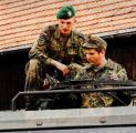 Die Sch&uuml;ler konnten im "Leopard" sowie im "Dingo" - in echten Kettenfahrzeugen - mitfahren.