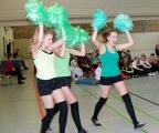 Cheerleader feuerten die Teilnehmer der Spiele zwischendurch mit ihren Pompons immer wieder zu H&ouml;chstleistungen an.