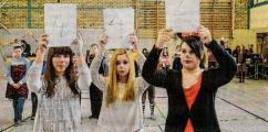 Jennifer Klitsch, Maggie Lorenz und Saskia Podehl (Klasse 10c) vergaben Punkte f&uuml;r die sch&ouml;nsten Kost&uuml;me.