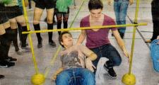 Nat&uuml;rlich mussten sich die &auml;lteren Sch&uuml;ler auch beim Limbo-Tanz ausprobieren.