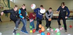 Beim ersten Spiel der Faschingsparty mussten Luftballons zum Platzen gebracht werden. In den Ballons wiederum befanden sich Papierchips - wer die meisten einsammelte, gewann.