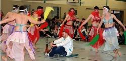 Um eine Zugabe kam das junge M&auml;nnerballett der zehnten Klasse nicht drumherum, viel zu sehr begeisterte es mit seinem orientalischen Tanz.