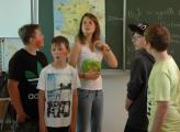 Elsa Keraudren paukt mit den M&auml;dchen und Jungen die ersten franz&ouml;sischen S&auml;tze.