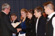 Festredner Holger H&ouml;velmann &uuml;berreichte den Achtkl&auml;sslern ihre Jugendweihe-Urkunden. Dar&uuml;ber hinaus erhielten die jungen Frauen und M&auml;nner Blumen und ein Geschenkbuch sowie ein Pr&auml;sent der Kreissparkasse Anhalt-Bitterfeld.