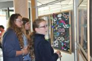 Die neue Ausstellung im Schalterraum der Zerbster Kreissparkasse Anhalt-Bitterfeld l&auml;dt nicht nur zum Anschauen ein, die Besucher k&ouml;nnen auch die ca. 80 Exponate bewerten. 