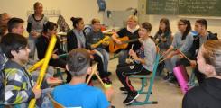 Auf musikalische Weise eine andere Sprache lernen - mit dem "Suppen-Rap" vermittelte Ciervisti-Lehrerin Gabi Kuhlmey den Jugendlichen aus Albanien, Syrien, Polen und der Slowakei gestern, wie verschiedene Gem&uuml;sesorten auf Deutsch hei&szlig;en.