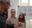 Pauline Mann (l.) und Sarah Schulze von der 9c der Ganztagsschule Ciervisti geh&ouml;ren zu den "Sch&uuml;ler-Guides", denen Michael Viebig gestern die Ausstellung "Justiz im Nationalsozialismus" nahebrachte.