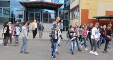Nach der Begr&uuml;&szlig;ung in der Aula ging es weiter zur Besichtigung in die Turnhalle und anschlie&szlig;end in den Klassenraum.