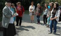Eine der acht Gruppen macht bei Dagmar Richter Halt und h&ouml;rt sich die Lebensgeschichte von Jenny Hirsch an.
