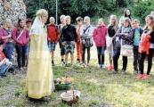 Die Zerbster Butterjungfer berichtete den Kindern &uuml;ber sich und ihre Geschichte.