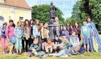 Eine der Gruppen lie&szlig; sich auf einer Station am Katharina-Denkmal im Schlossgarten ablichten.