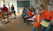 Die Theatergruppe der Schule pr&auml;sentiert ein kleines B&uuml;hnenst&uuml;ck, hier stellen sie einen Schultag nach.