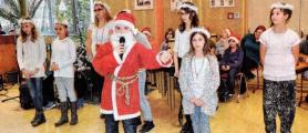 Der noch junge Weihnachsmann samt Schneefl&ouml;ckchen berichtete &uuml;ber Schwierigkeiten zur Weihnachtszeit.