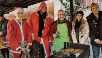 Grill-und andere Spezialit&auml;ten von W&uuml;rstchen bis Soljanka gab es auf dem Hof.