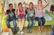 Das frisch mit einem Laken bezogene alte Bett ist gut zum Übernachten, meinten auch Julia Brandt, Jenni Bache, Angelique Lieback und Paul Schneider (von rechts nach links), die es sich zum Probesitzen bequem gemacht hatten.