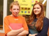 Marie-Sophie Wilk und Colleen Köppe (v. l.) führen Gruppen durch das Gebäude.