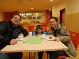 Enrico und Sabine Teubner warten mit ihrem Sohn Leon auf eine Führung durch die Schule.