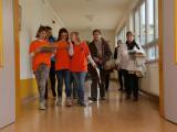 Schüler der fünften Klassen führen die Besucher in kleinen Gruppen durch das Gebäude. Mit Hilfe eines Laufplans zeigen sie den Interessenten 18 verschiedene Räume und Orte im Lehrgebäude, damit die Eltern einen guten Überblick gewinnen