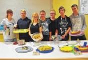  Die Schüler der Klasse 10d boten im Speiseraum zur Stärkung köstlichen Kuchen und heißen Kaffee an.