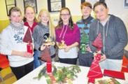 Selbstgefertigte weihnachtliche Dekorationen wurden angeboten.