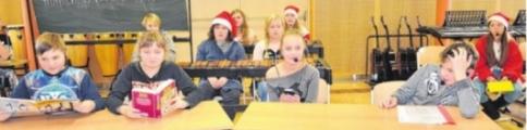 Die Theatergruppe führte einen Sketch auf.