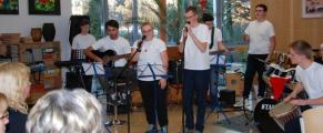 Die Schulband "No Name" ließ es in der Aula der Ciervisti-Schule weihnachtlich rocken.