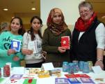 Die Mädchen der Sprachklasse von Annegret Schulze hatten schmucke Weihnachtskarten angefertigt, die sie verkauften.