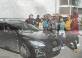 Dieser Autofahrer war mit 45 Kilometern die Stunde auf der Wolfsbrücke unterwegs. Er zeigt sich einsichtig und erlaubt, dass die Schüler bei der Belehrung durch Holger Sticherling dabei sein dürfen.