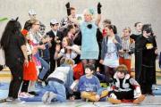 Auch Lehrerin Bärbel Schubert sorgte inmitten der Schüler für karnevalistische Stimmung.