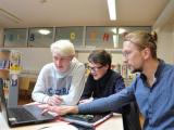 Stephan Meurer (r.) vom Wolfener Jugendclub‘83 betreut das Jugendforum Anhalt-Bitterfeld, bei dem unter anderem Nico Peters (l.) und Peter Demmel von der Zerbster Ciervisti-Schule mitmachen.