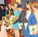 Das Blumenkind übergab den Mädchen und Jungen einen Blumengruß.